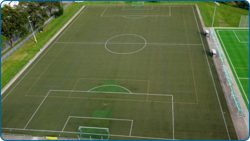 Großer Kunstrasenplatz