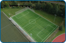 Kleiner Kunstrasenplatz