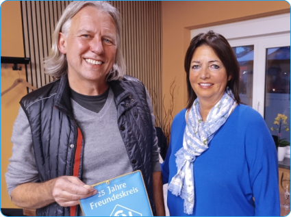 Die Ehrung wurde von Susanne Krämer, 1. Vorsitzende des Freundeskreises, vorgenommen.