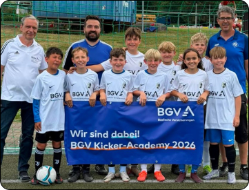 Trikot-Übergabe durch Steffen Schneider (li.) an die E-Junioren.
